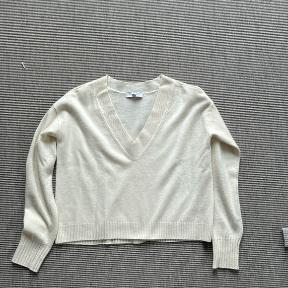 INTERMIXElroy V-Neck Cashmere Sweater in cream/off white